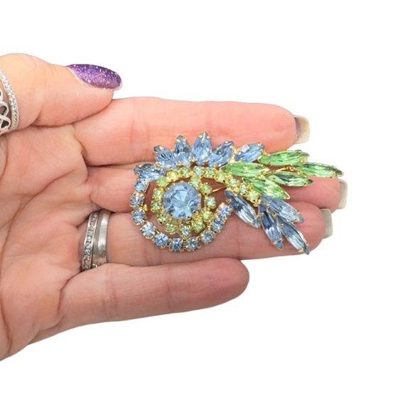 Vintage Cornflower Blue & UV Reactive Apple Green Glass Brooch - Picture 6 of 6